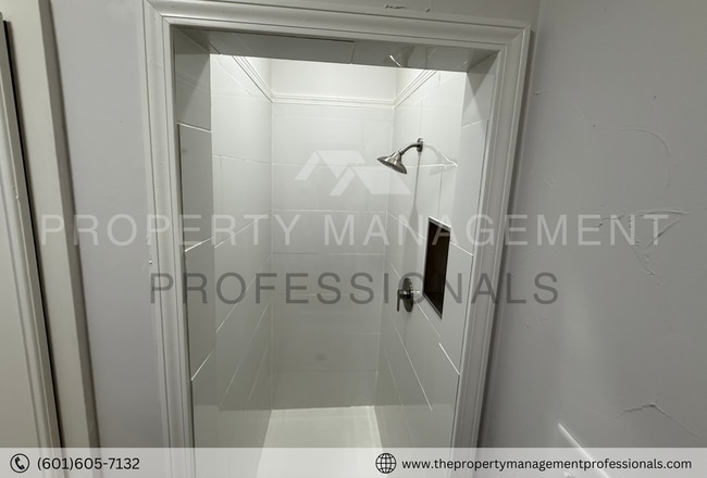 Building Photo - Renovated beauty near the country club and golf course!