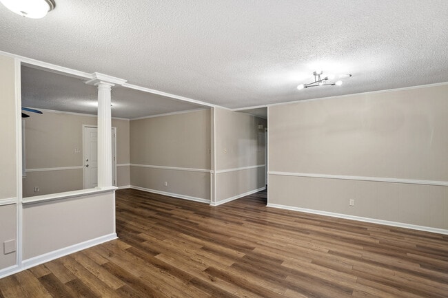 Building Photo - 207 S Hillcrest Dr