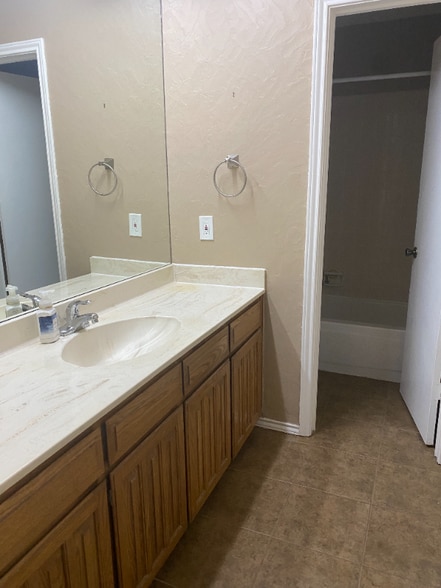 Building Photo - 1925 Willow Vale Dr