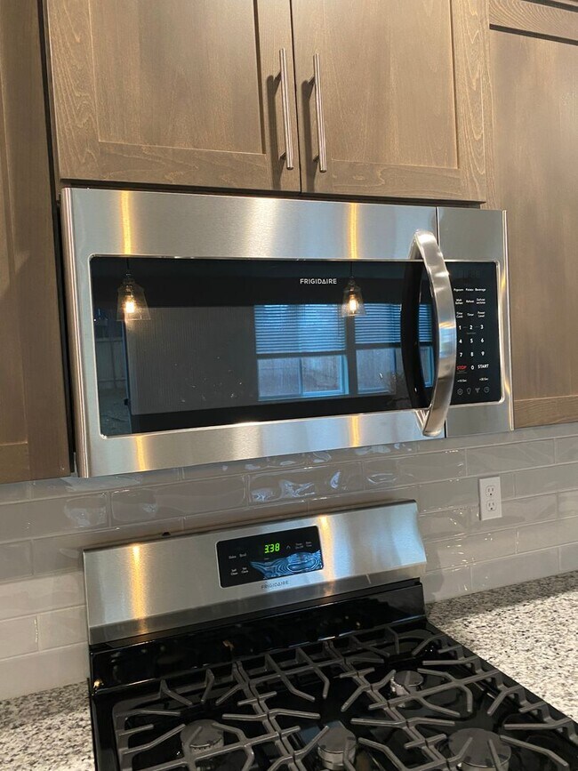 Building Photo - AVAILABLE NOW!!! 4BD/3BA - Pet friendly + Fenced Yard & Washer/Dryer Included - Great South Locat...