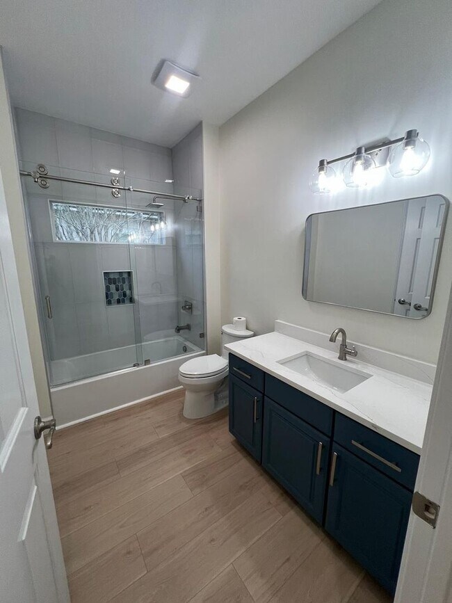 Building Photo - Fully renovated 3 bedroom/ 2.5 bathroom ho...