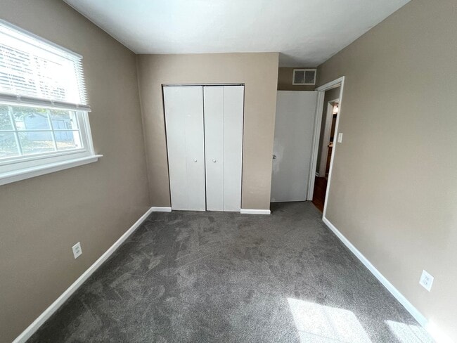 Building Photo - AVAILABLE NOW! 4 BEDROOM 2 BATH SINGLE FAMILY HOME IN CAROLLANE FARMS