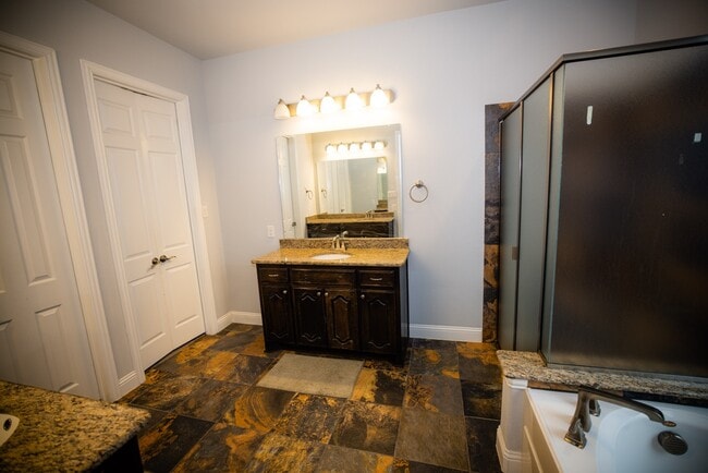Building Photo - 13923 Hopewell Dr