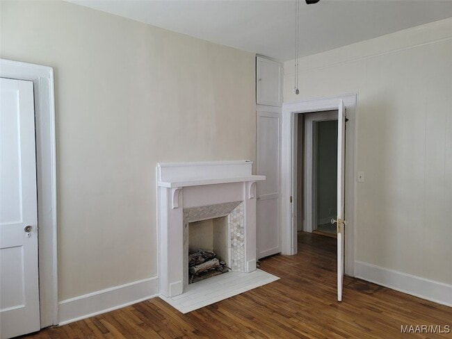 Building Photo - 215 N Lewis St