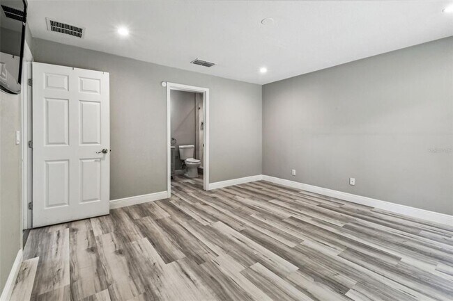 Building Photo - 6005 Lakeside Dr