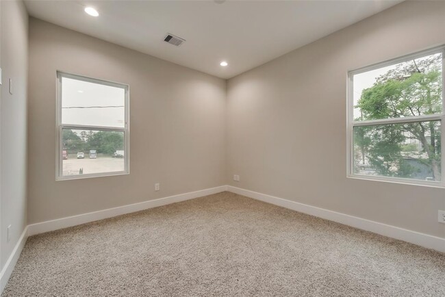 Building Photo - 3362 Pinemont Dr