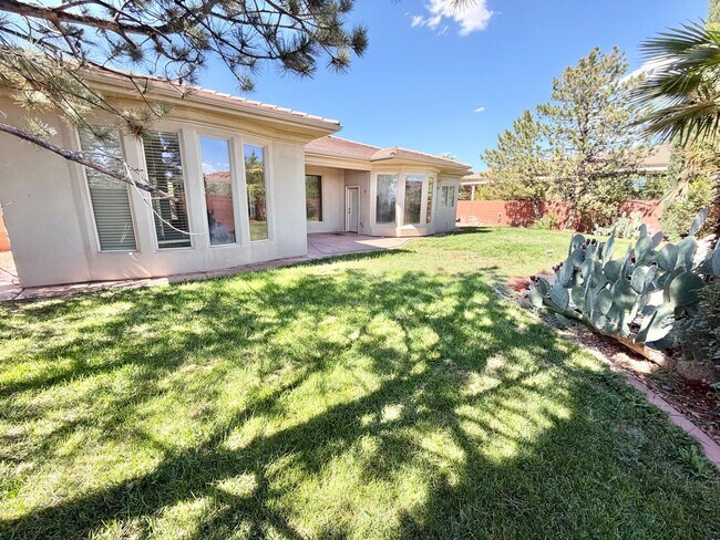 Building Photo - 1536 N Sage Dr