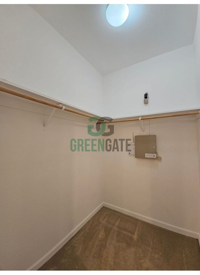 Building Photo - Spacious 4 Bedroom 3 Bath in Patterson! AV...