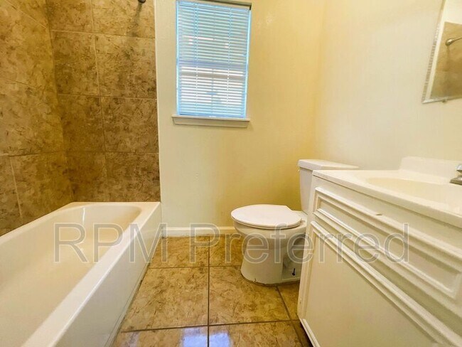 Building Photo - 3813 Drew St