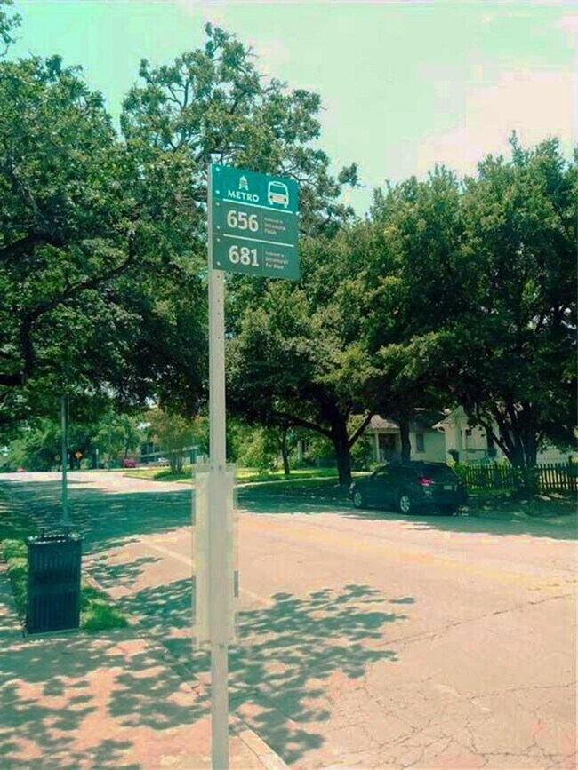 Building Photo - FABULOUS walkable/bikeable 3BR with parking in Hyde Park