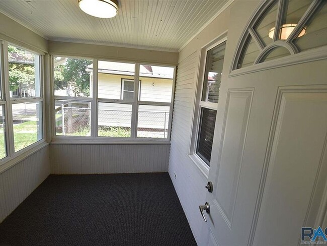 Building Photo - Cute charmer! 2 bed near downtown!