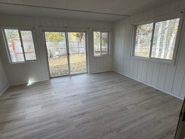 Building Photo - Wonderful open floor plan
