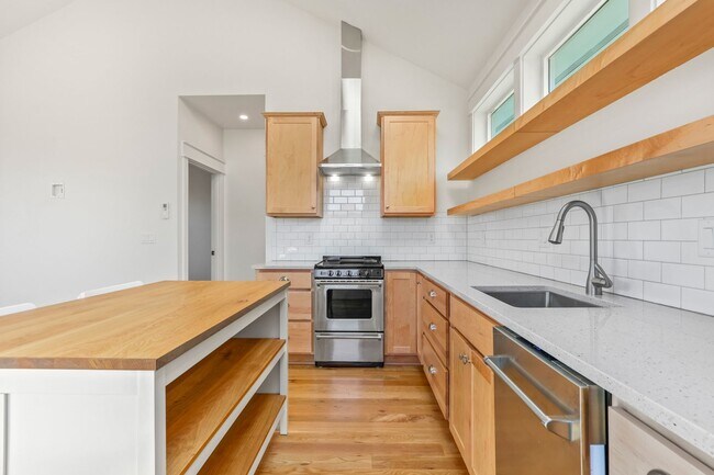 Building Photo - 4030 SE 62nd Ave
