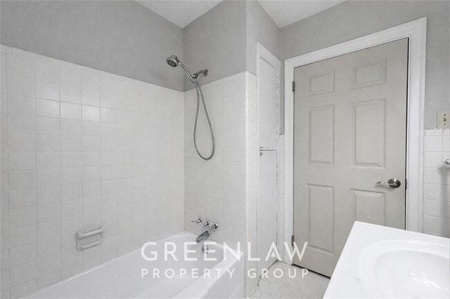 Building Photo - 1944 Lyle Ave