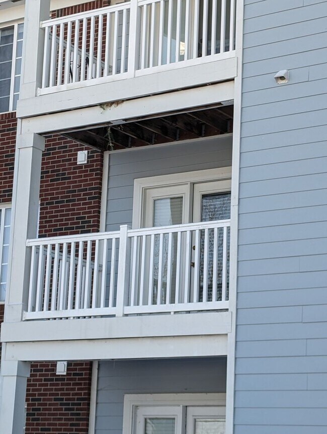 Building Photo - AVAILABLE SOON - Convenient 2 Bed/2 Full Bath Condo in Beavercreek!