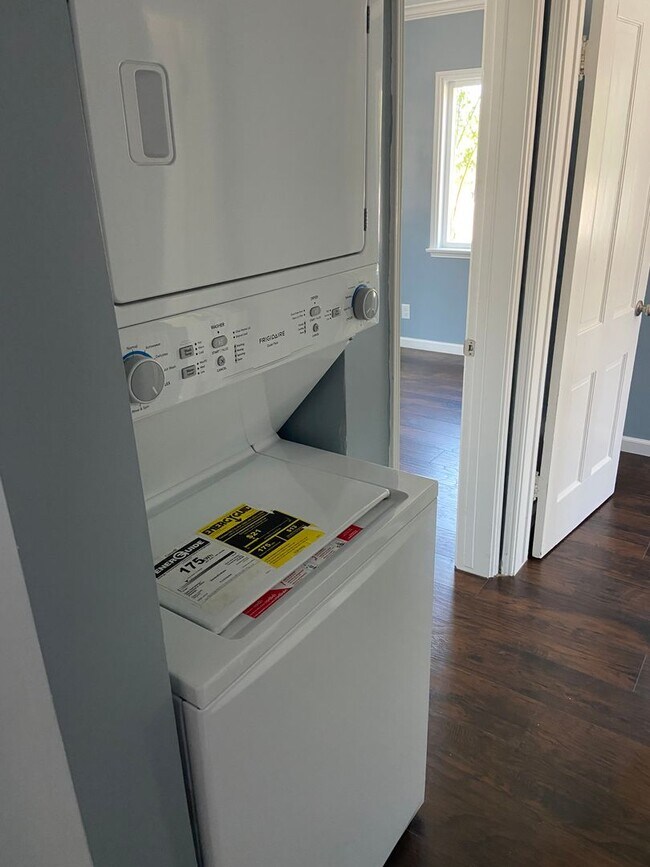 Building Photo - Remodeled 2 Bedroom in Kensington! Washer/...