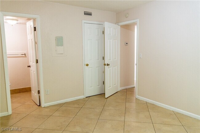 Building Photo - 4627 Bayshore Dr