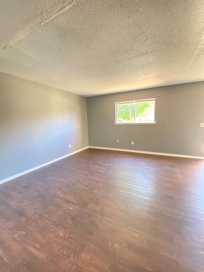 Building Photo - 2 Bedroom 1.5 Bath Apt at the Monterey Square Apts NW OKC