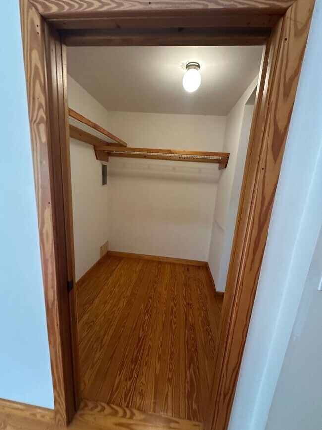 Building Photo - Charming 3 Bedroom w/ study that can be 4t...