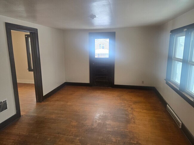 Building Photo - 921 N Maple Ave