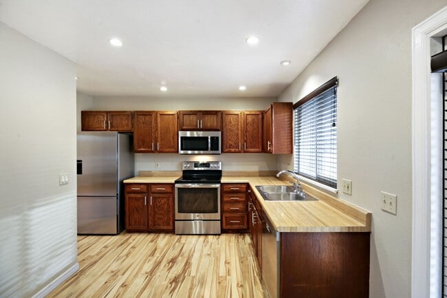 Building Photo - Beautiful Longmont Home with Modern Updates & Spacious Living. Available NOW!