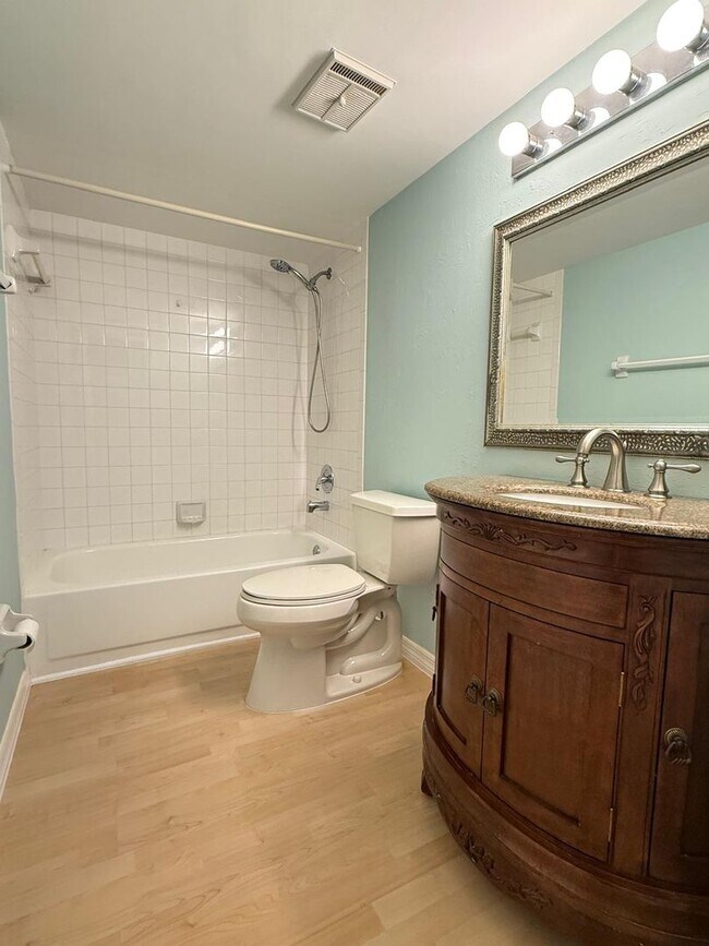 Building Photo - Stunning Sandpiper Bay 2 bed/2 bath end unit condo