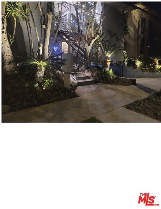 Building Photo - 435 S Palm Dr