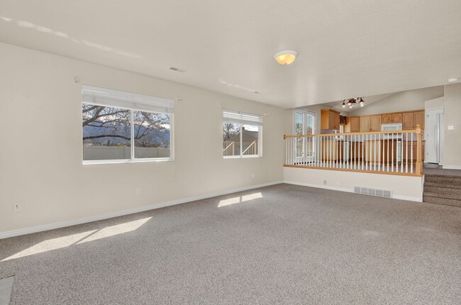 Building Photo - Amazing 4 Bed - 3.5 Bath, Pet-Friendly Lay...