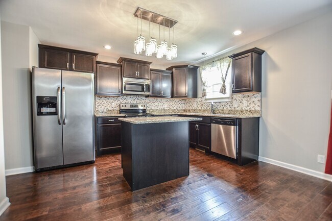 Building Photo - Pet Friendly in Woodlawn!