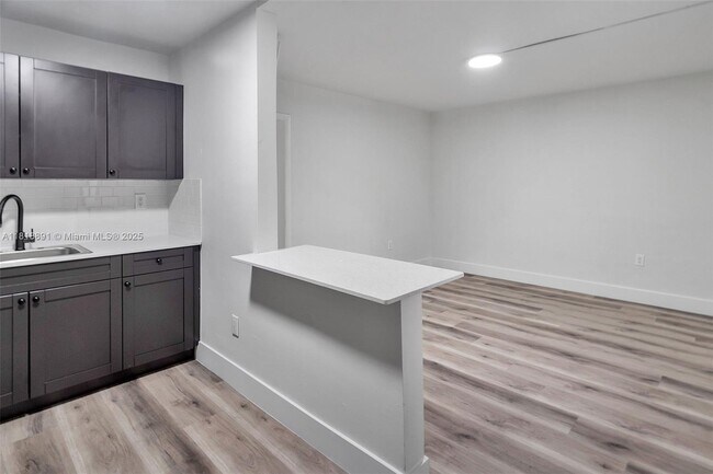 Building Photo - 4037 SW 65th Ave