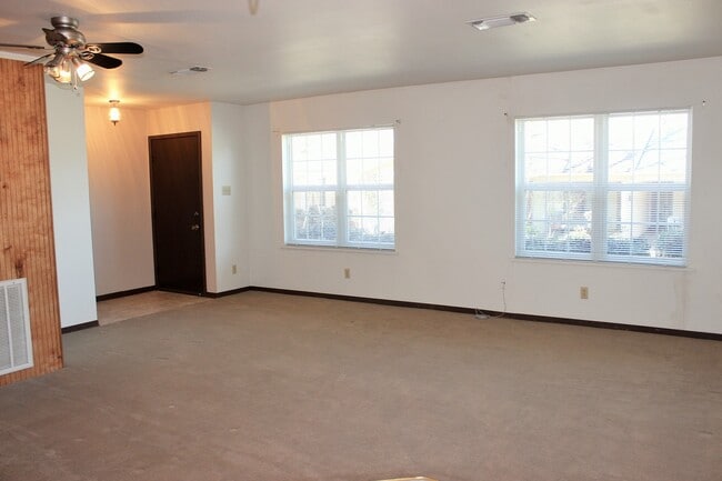Building Photo - 718 S Chappell Hill St