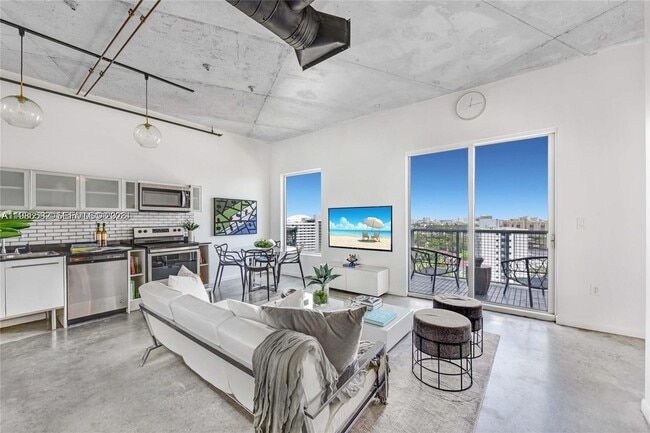 Building Photo - 10 SW South River Dr