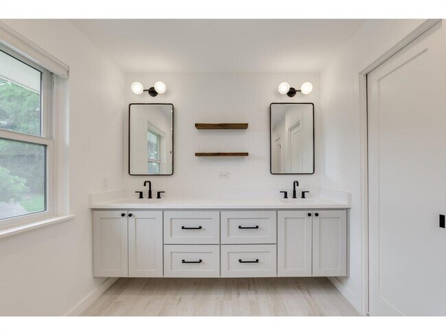 Building Photo - 8700 Mountainwood Cir