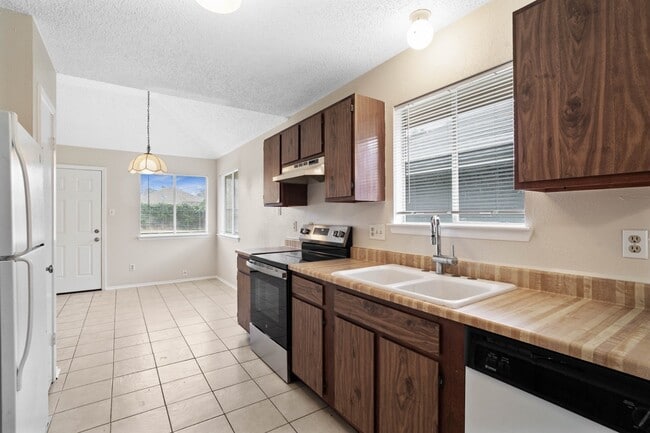 Building Photo - 23302 Summer Pine Dr