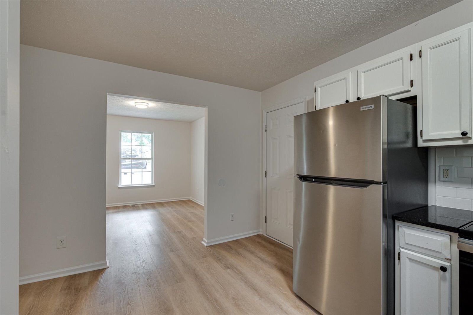 Building Photo - 913 Sylvan Dr