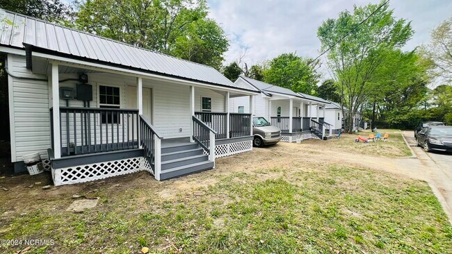 Building Photo - 112 E Dewey St