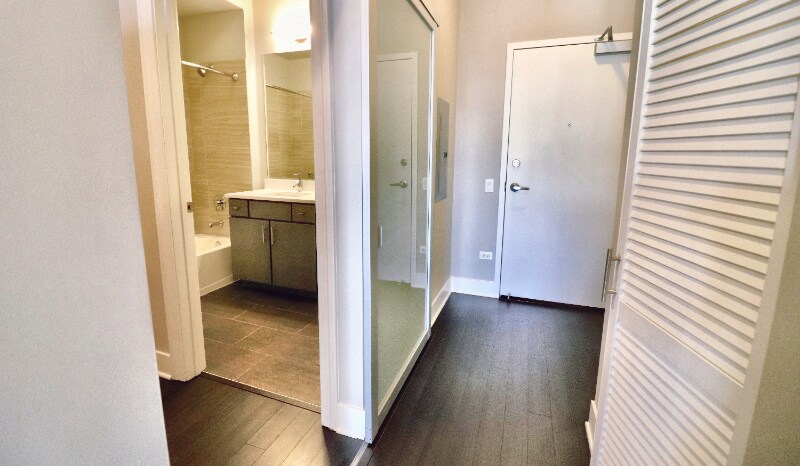 Building Photo - 804 S Clark St