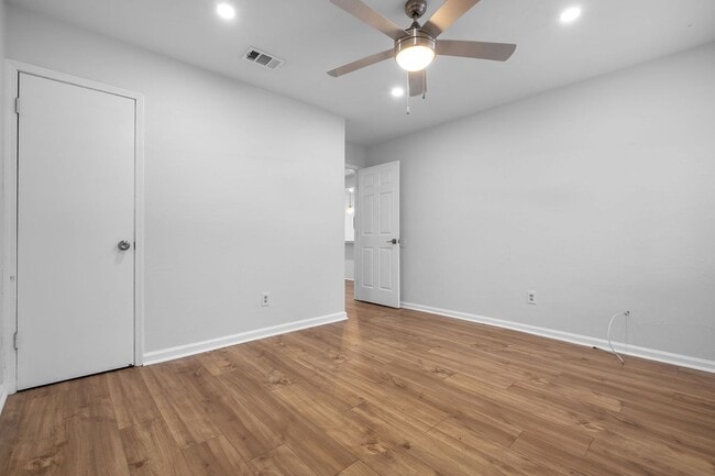 Building Photo - Completely renovated 2/1 on Golf Course!