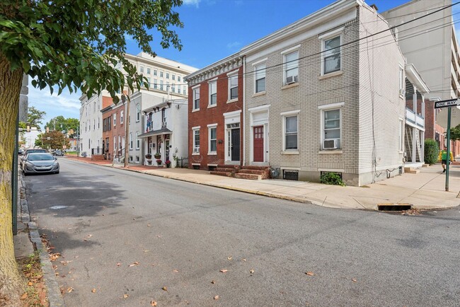 Building Photo - Updated 2BR Apartment in the Heart of West...