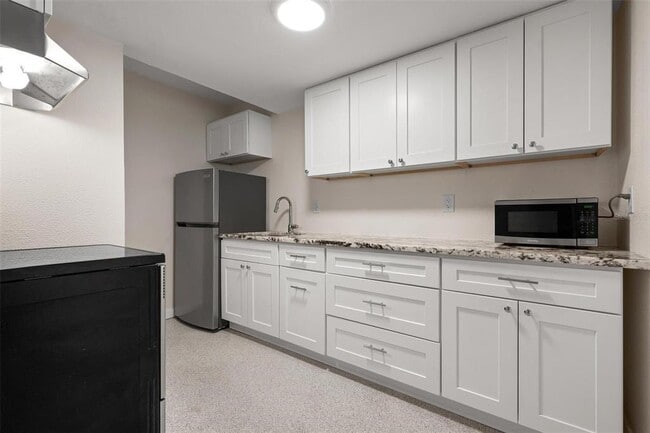 Building Photo - 308 Ohio Pl