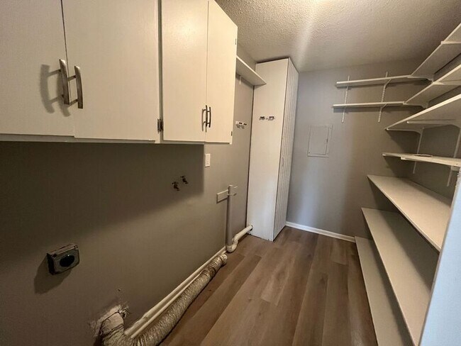 Building Photo - 4076 Teakwood Dr