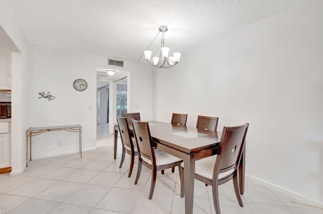 Building Photo - 549 Fanshaw N