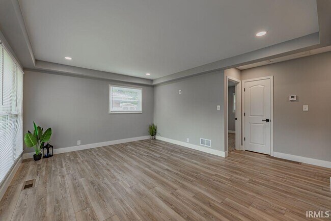 Building Photo - 2054 Conlin Ave