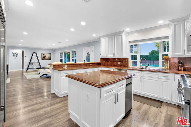 Building Photo - 8345 White Oak Ave