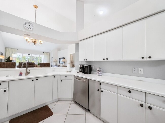 Building Photo - 2-bedroom + den condo in Lely Resort!