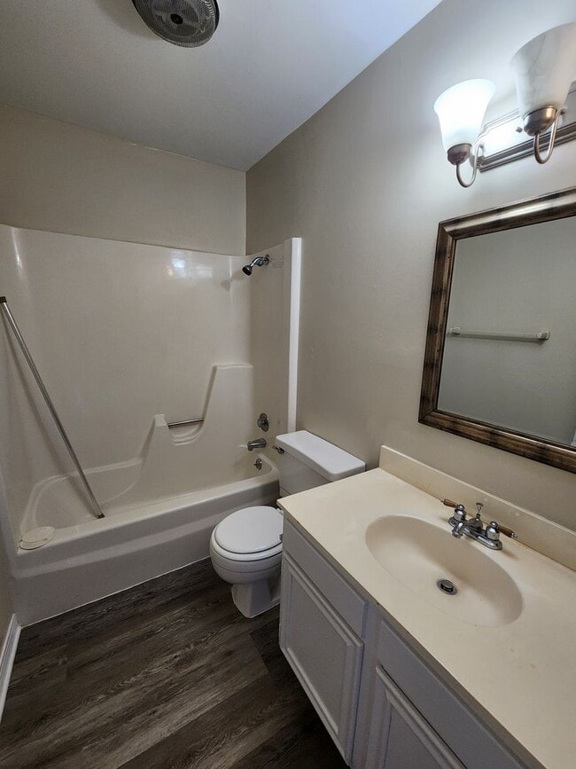 Building Photo - Village Green Townhome