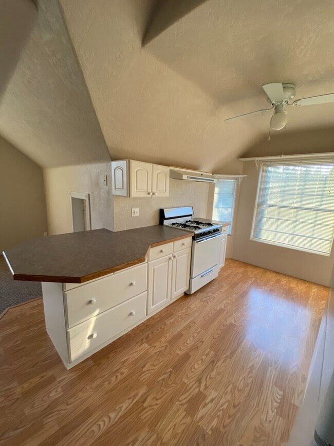 Building Photo - Nice Upstairs 1bd/1bth Apartment - All utilities included!