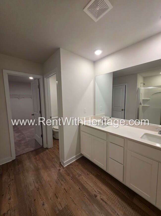 Building Photo - 8650 Paradise Dr