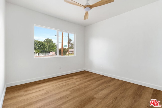 Building Photo - 15836 Chatsworth St