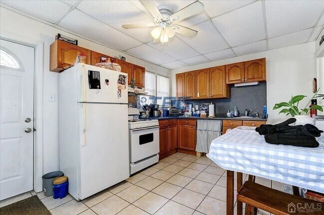 Building Photo - 243 Cedar St